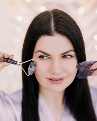 Massage du visage à l'améthyste Pierre d'harmonie Apaisant et calmant Crystallove - 2