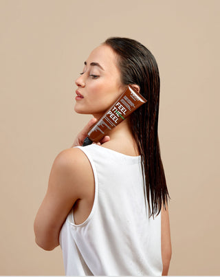 Ressentez le gommage exfoliant du cuir chevelu avec le complexe d'acides AHA/BHA et le jus d'aloe vera de Veoli Botanica - 3