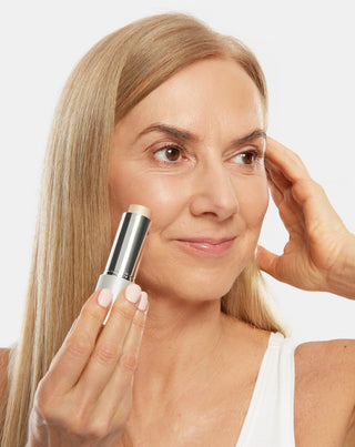 Bâton surligneur Aggie à l'huile de ricin et au beurre de karité pour peaux matures 50+ - 3