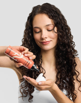 La mousse capillaire bouclée Twisty Wave me up fixe les boucles sans les alourdir - 2