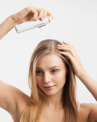 Shampooing sec Nutridome pour tous types de cheveux, redonne fraîcheur et volume - 2