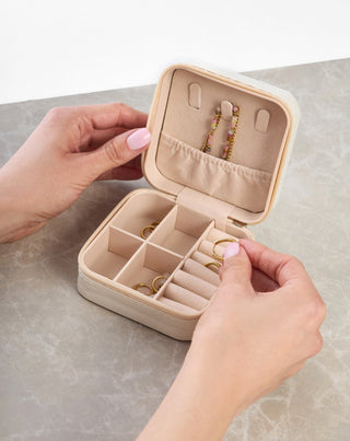 Boîte à bijoux avec compartiments, rouleaux et crochets petite crème Mys - 2