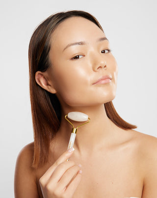 Rouleau de massage facial en jadéite blanche pour réduire les cernes et les poches Uddo - 2